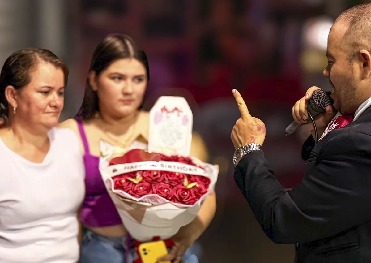 Pablo Rodríguez cantando una serenata para madres con mariachis en Cúcuta