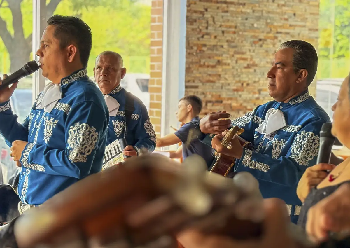 Mariachi Trompeta de Oro celebrando un cumpleaños en el restaurante La Sucursal del Zulia, Cúcuta