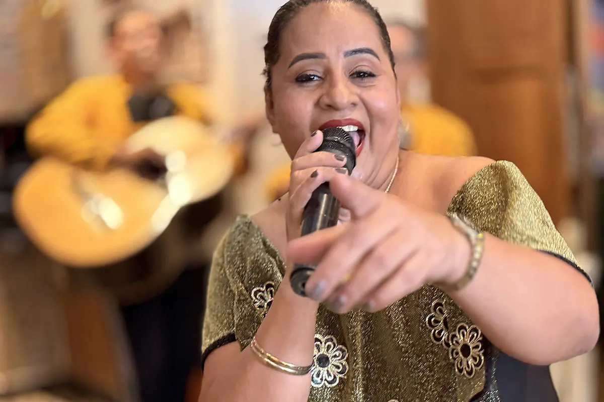 Kissy Navarro, voz femenina del Mariachi Trompeta de Oro, cantando en el restaurante Rancho y Leña, Cúcuta