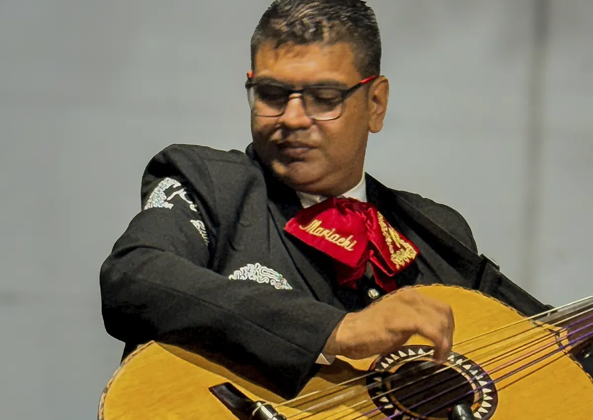 Rafael Uribe tocando el guitarrón en una serenata para enamorados en Cúcuta