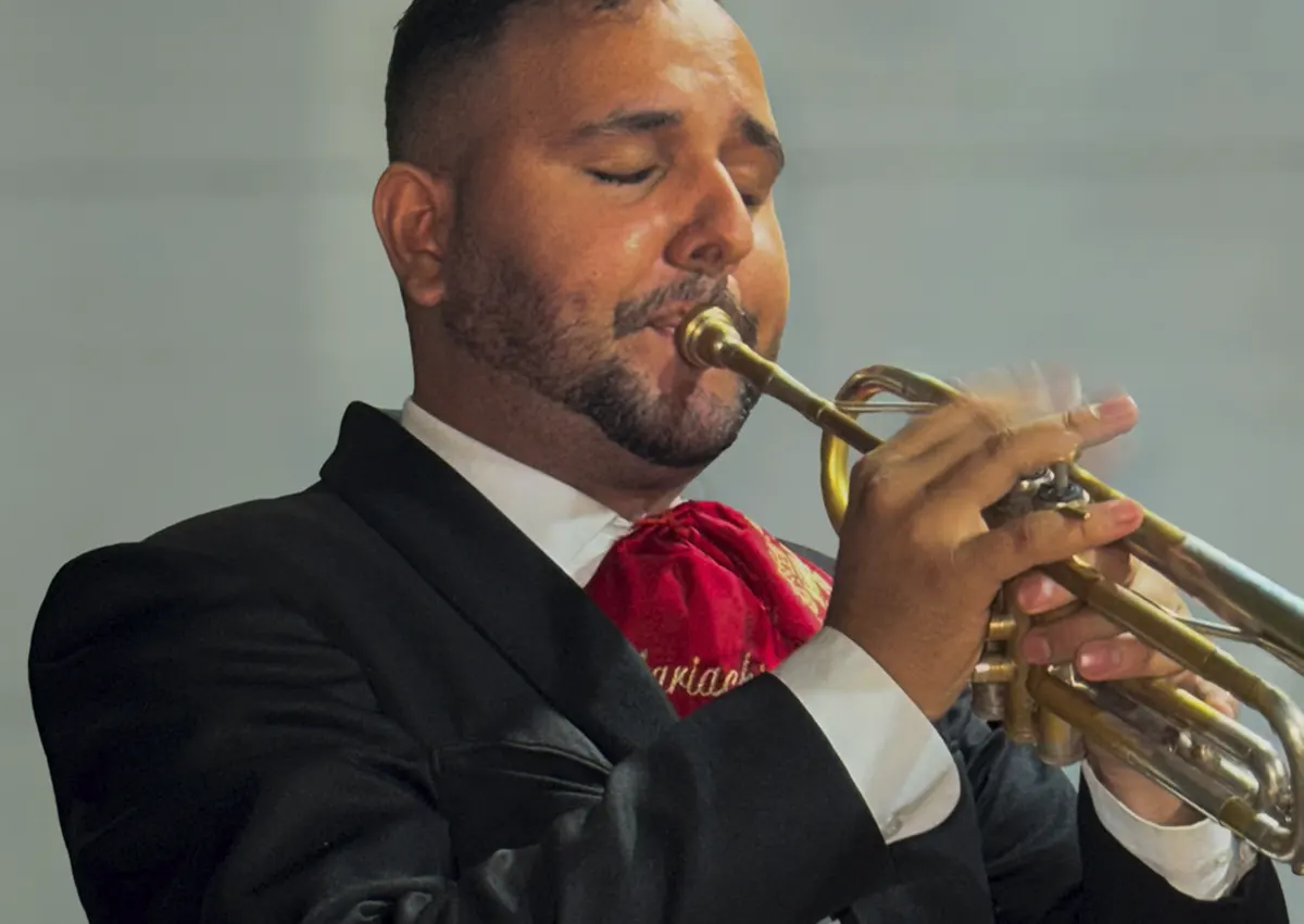 Héctor Caraballo tocando la trompeta en una serenata romántica en Cúcuta