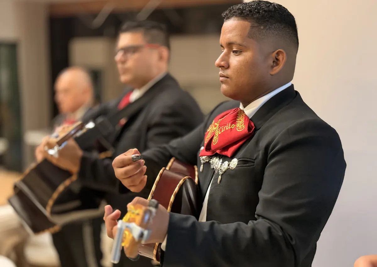 Vihuelista del Mariachi Trompeta de Oro tocando en unos 15 años en el barrio Caobos, Cúcuta