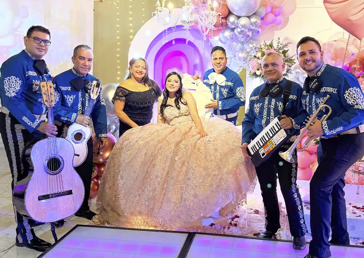 Mariachi trompeta de oro en una foto con la quinceañera en el restaurante rancho y leña de la ciudad de cucuta