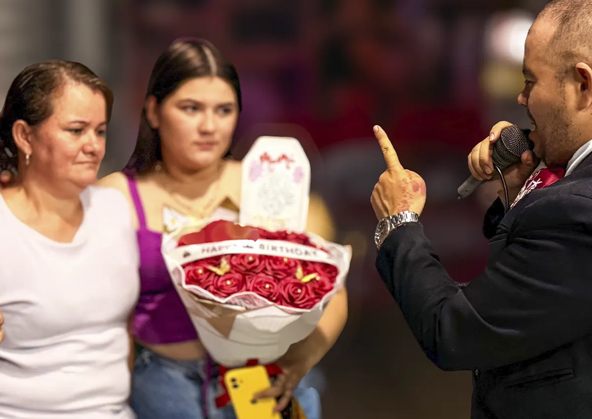 pablo rodríguez, cantante del mariachi trompeta de oro de la ciudad de cúcuta, cantándole a una hermosa madre en el barrio chapinero de cúcuta, de parte de su hijo que tanto la quiere