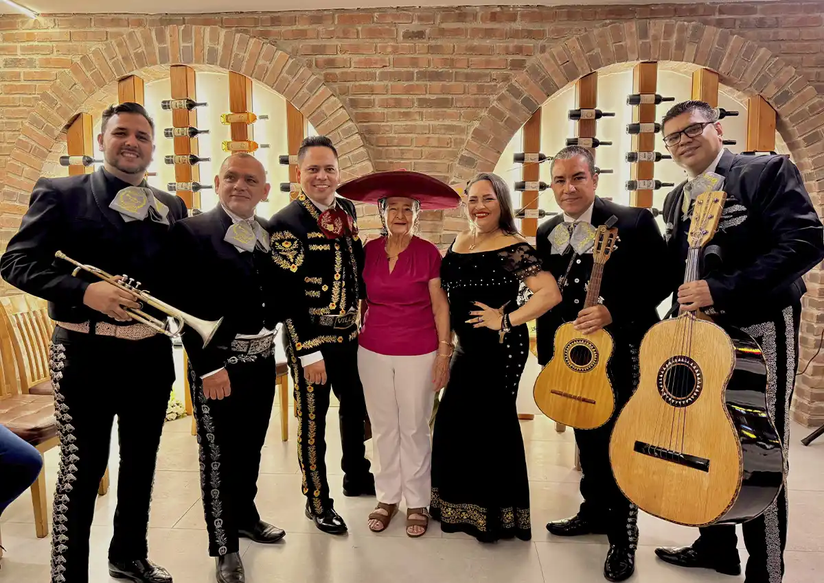 Mariachi Trompeta de Oro serenateando a una madre en el restaurante Parrilla y Són, Cúcuta