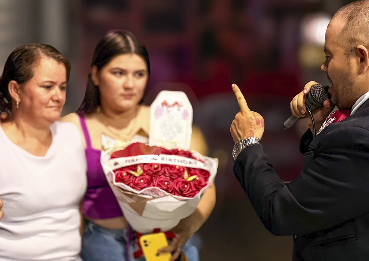 pablo rodríguez, cantándole a una madre hermosa en el barrio chapinero con el mariachi trompeta de oro
