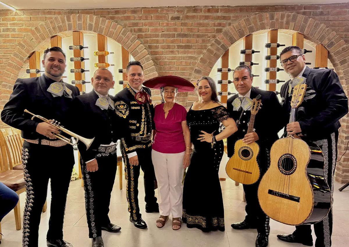 mariachi trompeta de oro celebrando el cumpleaños de doña dora en el restaurante parrilla y son en el barrio aereopuerto de la ciudad de cucuta
